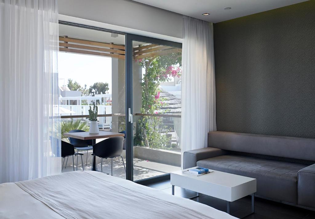 A seating area at Pelagos Suites Hotel & Spa