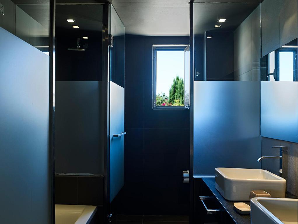 A bathroom at Pelagos Suites Hotel & Spa