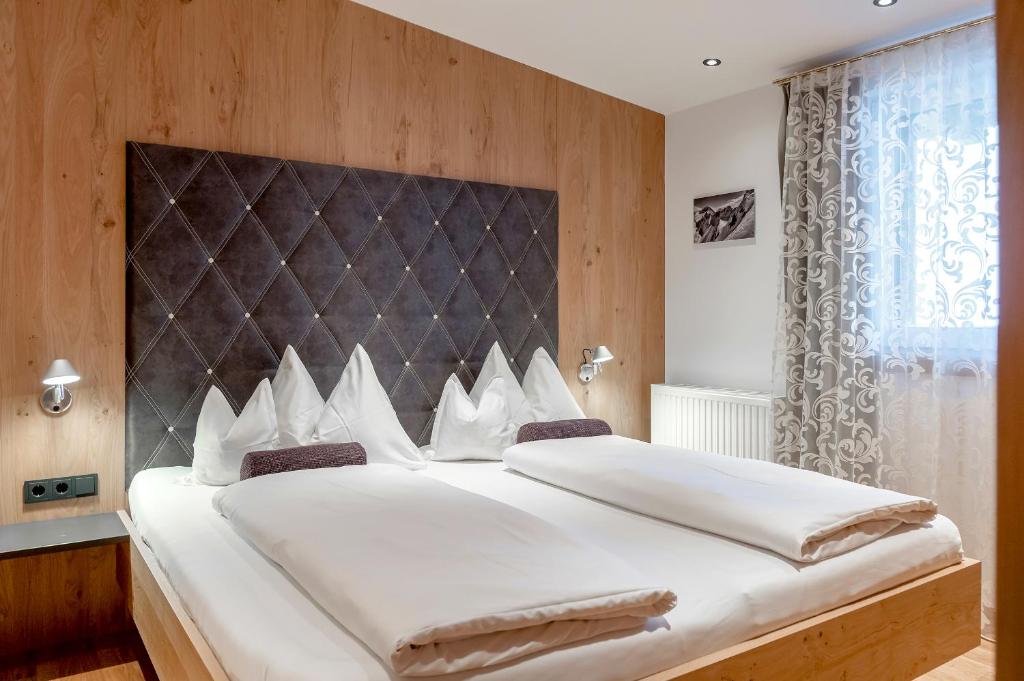 Postel nebo postele na pokoji v ubytování Hotel Angerer Alm