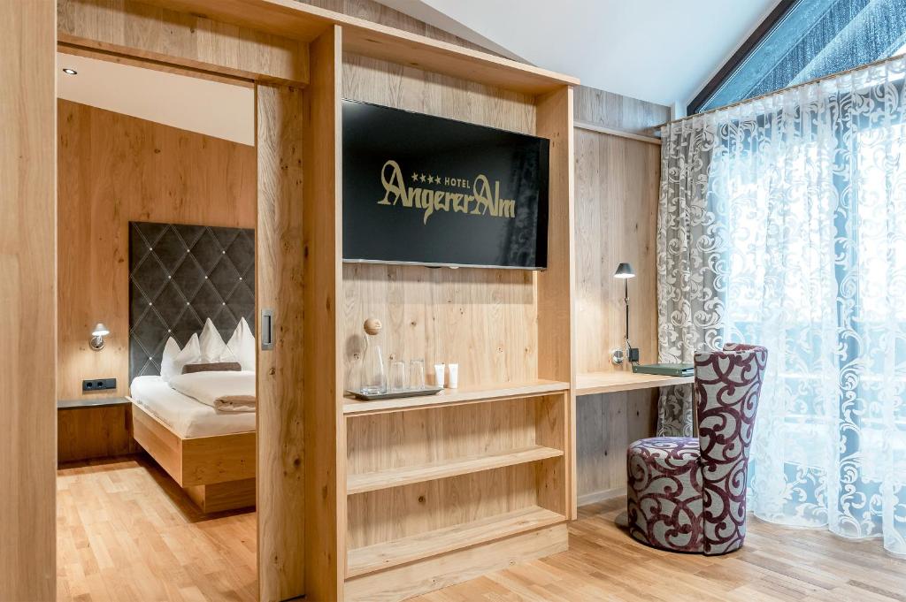 Postel nebo postele na pokoji v ubytování Hotel Angerer Alm