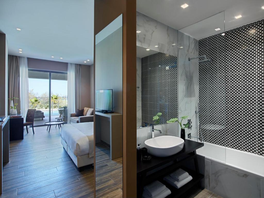 A bathroom at Pelagos Suites Hotel & Spa