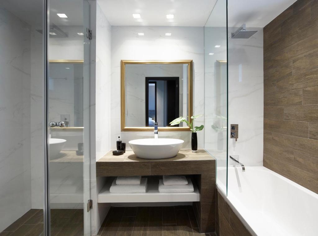 A bathroom at Pelagos Suites Hotel & Spa