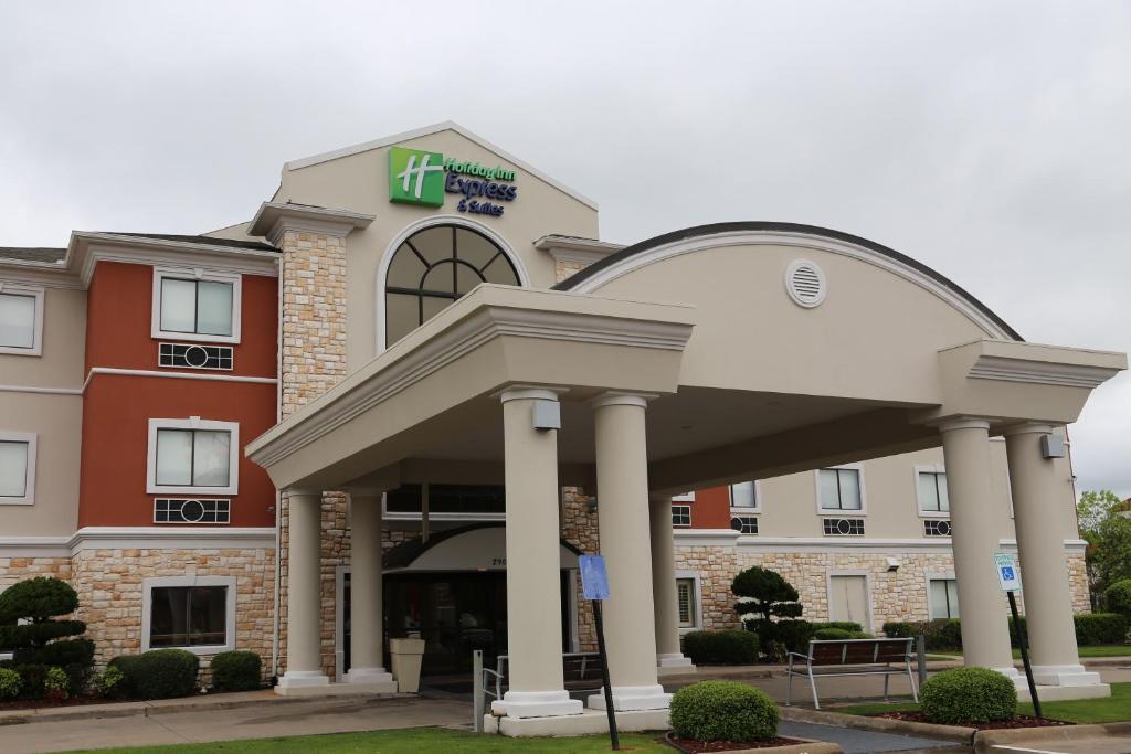 wizerunek hotelu z frontowym wejściem w obiekcie Holiday Inn Express Hotel & Suites Greenville, an IHG Hotel w mieście Greenville