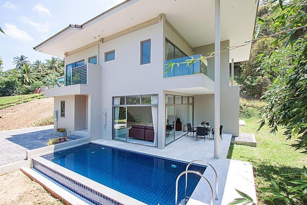 uma casa com uma piscina em frente em 2 Bedroom Duplex Pool Villa A SDV005-By Samui Dream Villas em Mae Nam