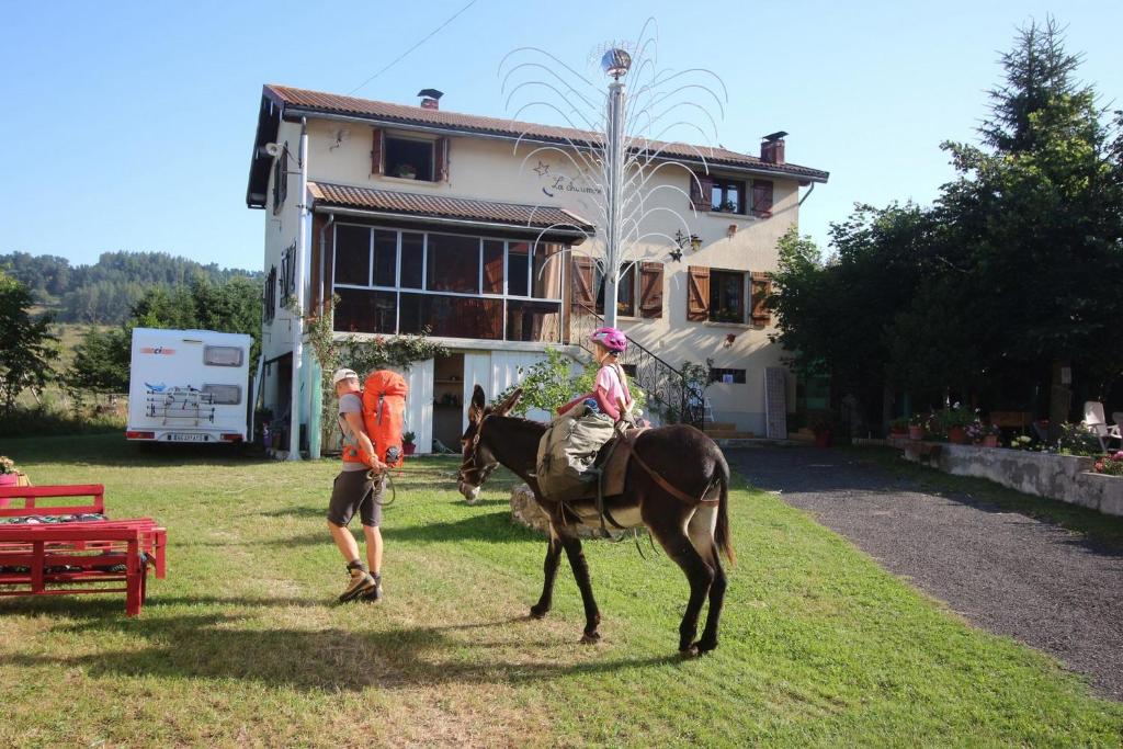 een persoon op een paard naast een man bij la Chaumine aux étoiles in Camurac