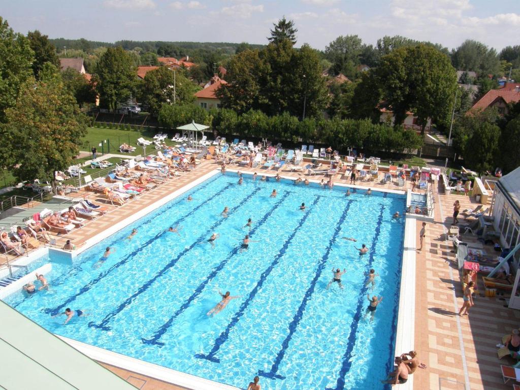 Bazén v ubytovaní Aqua Hotel Termál alebo v jeho blízkosti