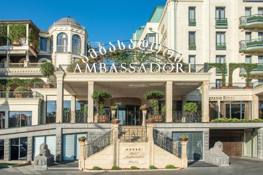 een gebouw met een bord dat amassario leest bij Ambassadori Tbilisi Hotel in Tbilisi City