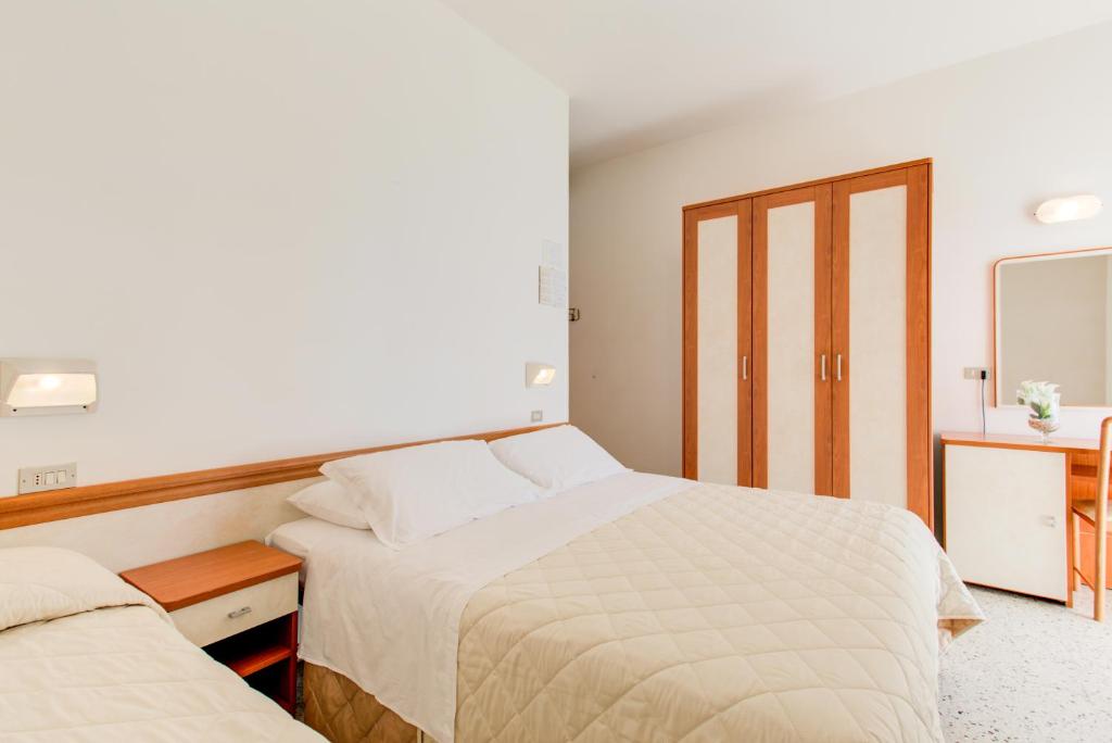 Postel nebo postele na pokoji v ubytování Hotel Astoria
