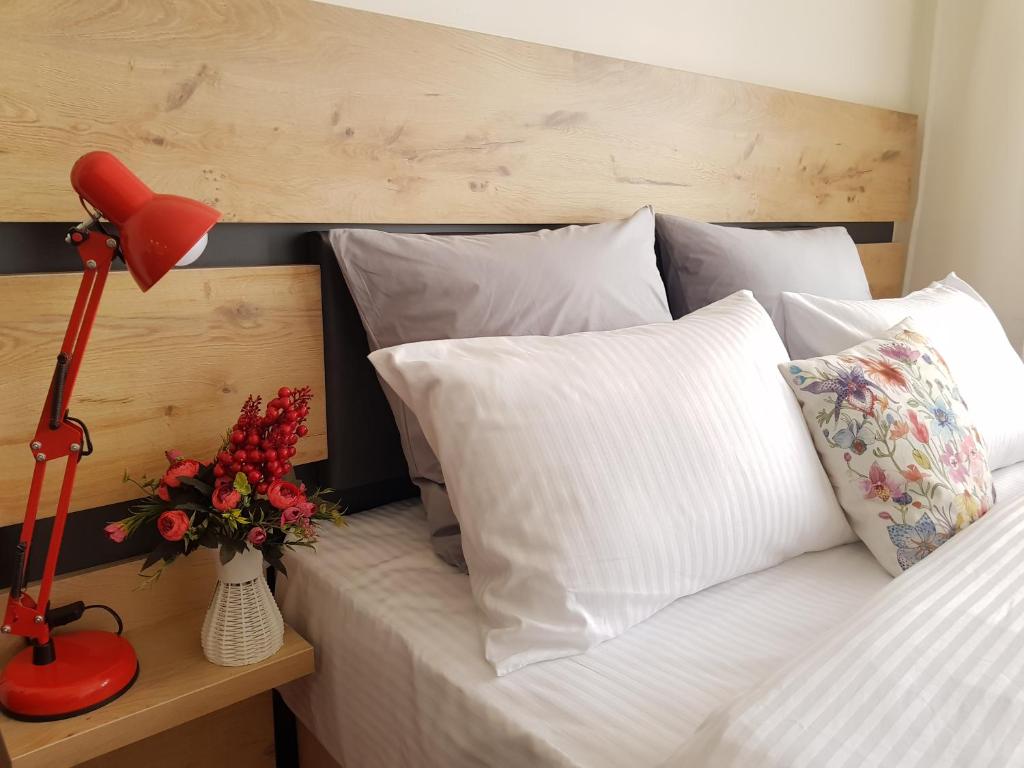 NEW Downtown Stylish studio with Mt. Ararat View - Housity