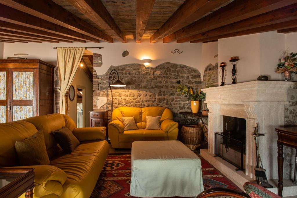 un soggiorno con divano e camino di Marbel Gandolfo a Castel Gandolfo