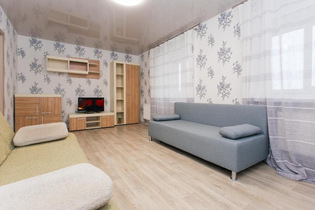 スームィにあるThe Best Apartments Faraon on Kharkovskaya 2 roomのリビングルーム(ソファ、テレビ付)
