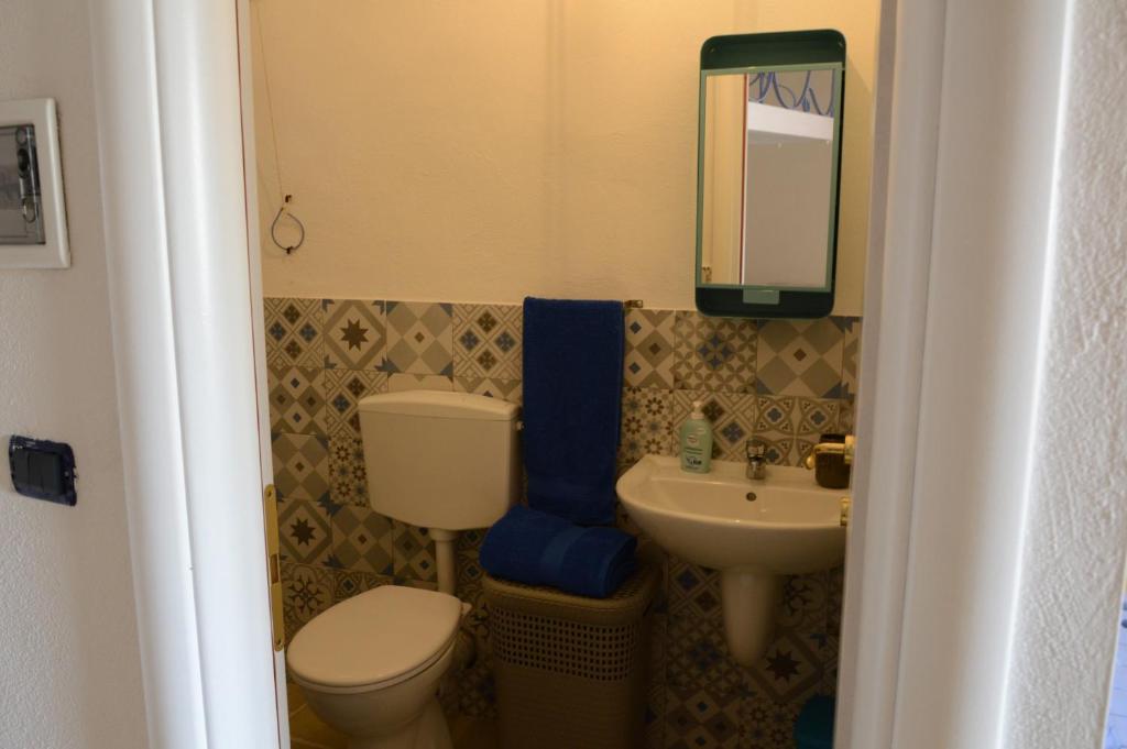 ヴェノーザにあるCapovalle B&Bのバスルーム(トイレ、洗面台、鏡付)