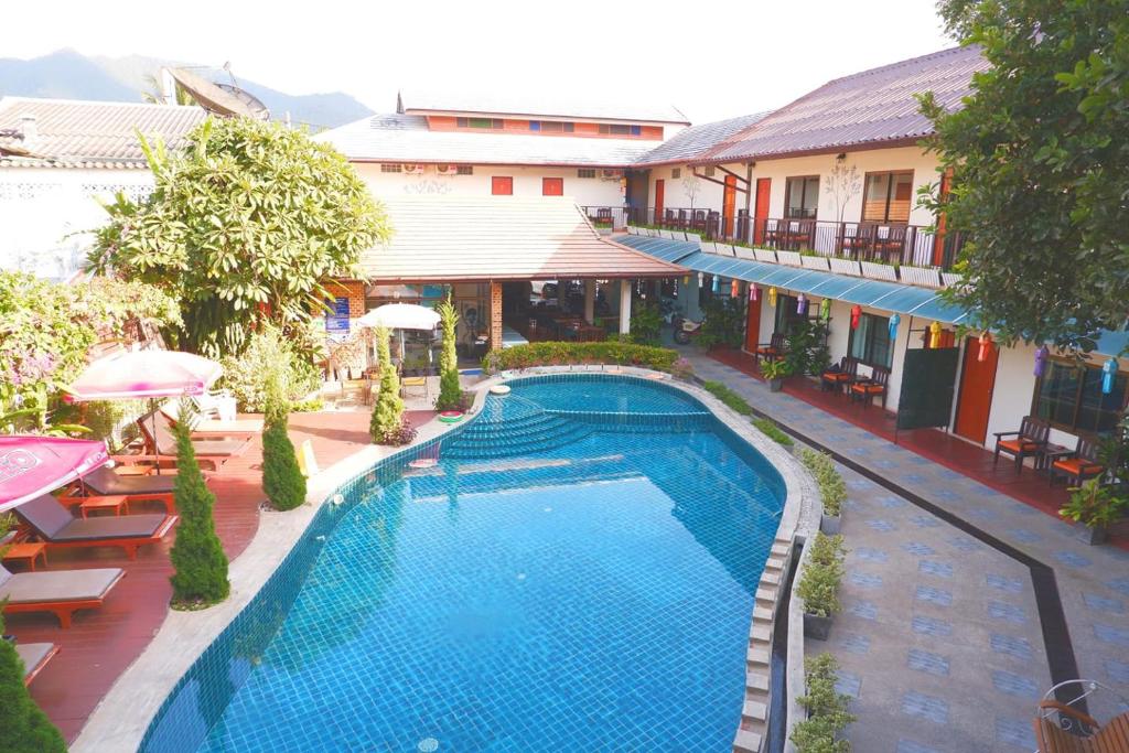 uma vista superior de uma piscina num hotel em Medio De Pai em Pai