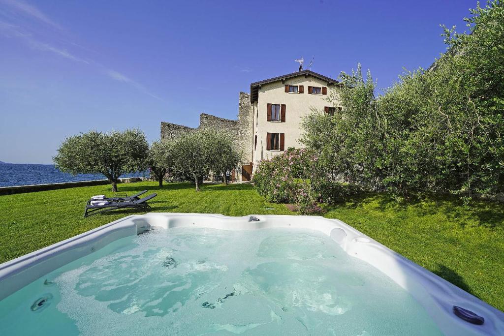 Piscina de la sau aproape de Villa Victoria: luxury waterfront villa with splendid views