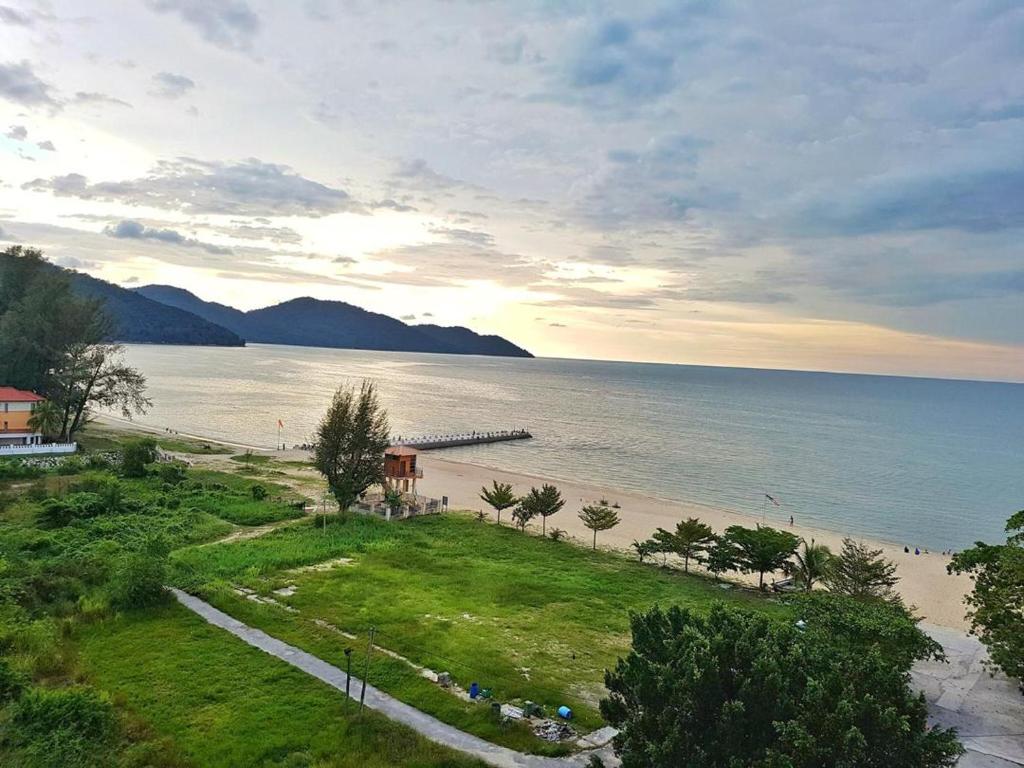 峇都丁宜的住宿－海濱複式公寓，享有海滩美景,设有水面码头