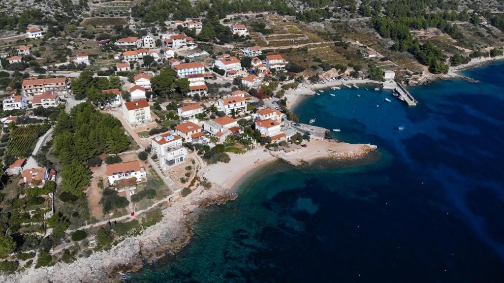 Gole na plazi hvar