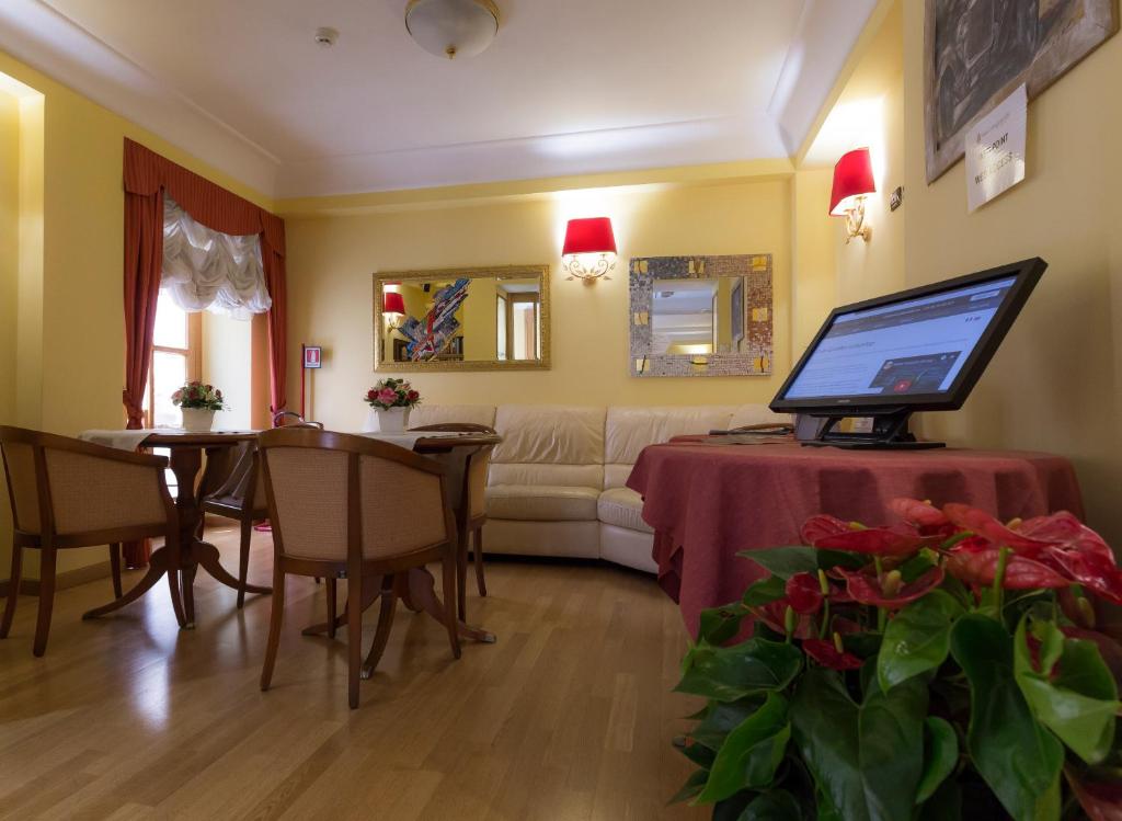TV a/nebo společenská místnost v ubytování Hotel Castel Gandolfo
