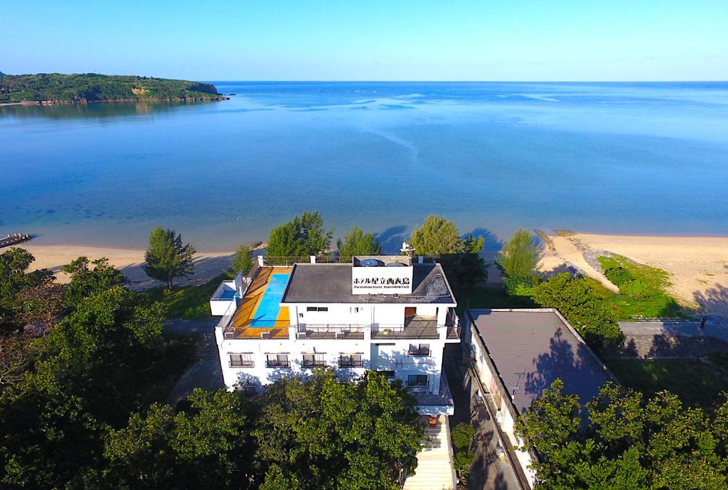 una vista aérea de un edificio situado junto a la playa en Hotel Hoshitate Iriomotejima en Iriomote