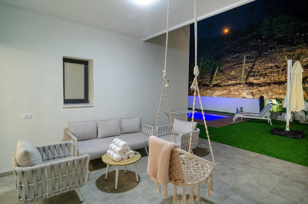 Nuotrauka iš apgyvendinimo įstaigos Michaelangelo Luxury Garden Apartment with Private Pool mieste Tiberijas galerijos
