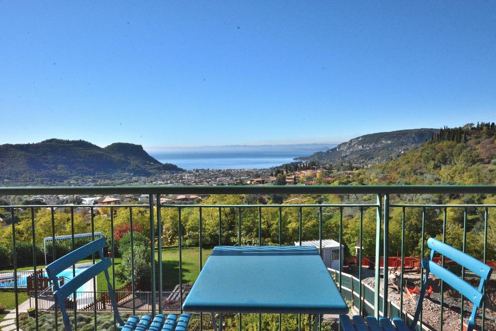コステルマーノにあるCasa Montegoloの海の景色を望むバルコニー(青いテーブル付)