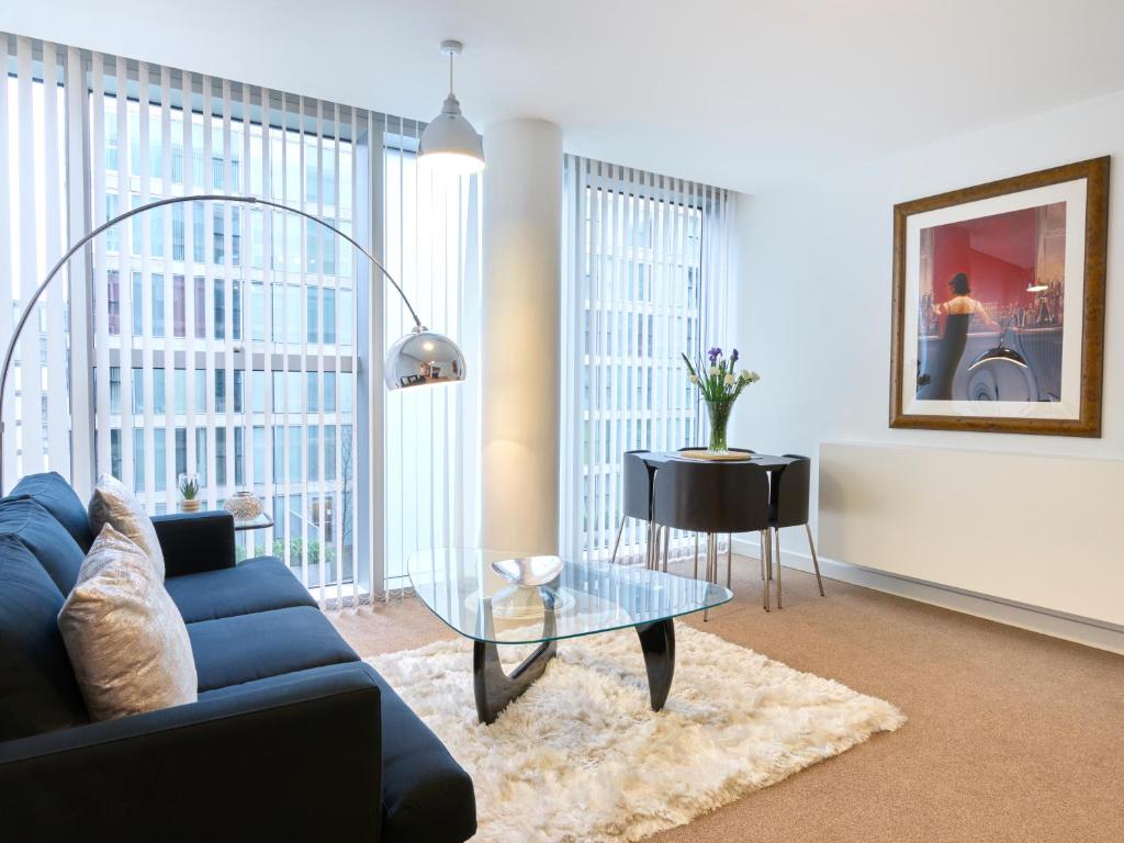 A seating area at The Hub Serviced Apartments- Shortstay MK 