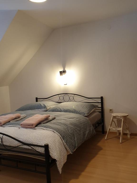 - une chambre avec 2 lits et une lumière sur le mur dans l'établissement Apartment Barje I, à Ljubljana