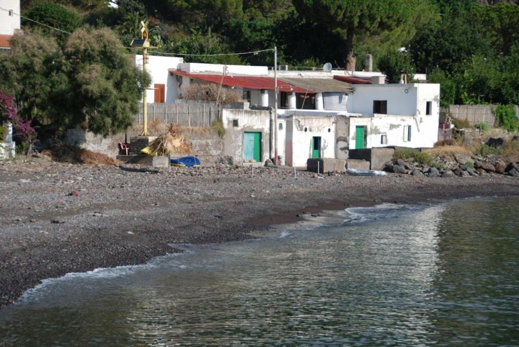 una casa en la orilla de un cuerpo de agua en Casa Biscotto, en Santa Marina Salina