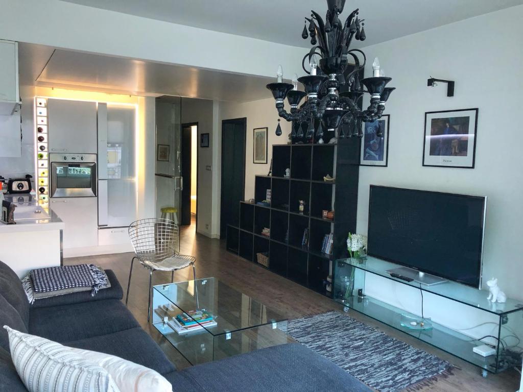 un soggiorno con divano e TV di Luxury Sea View BULLDOG Place a Varna