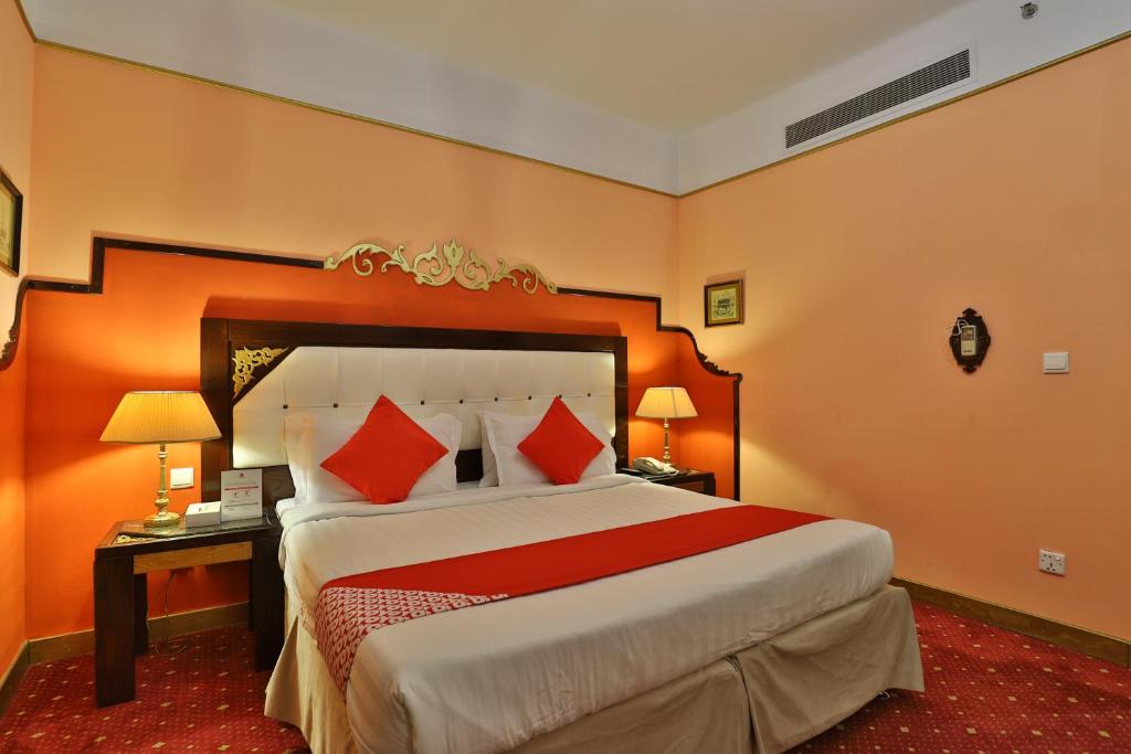 سرير أو أسرّة في غرفة في OYO 335 Manazil Al Ain Grand Hotel