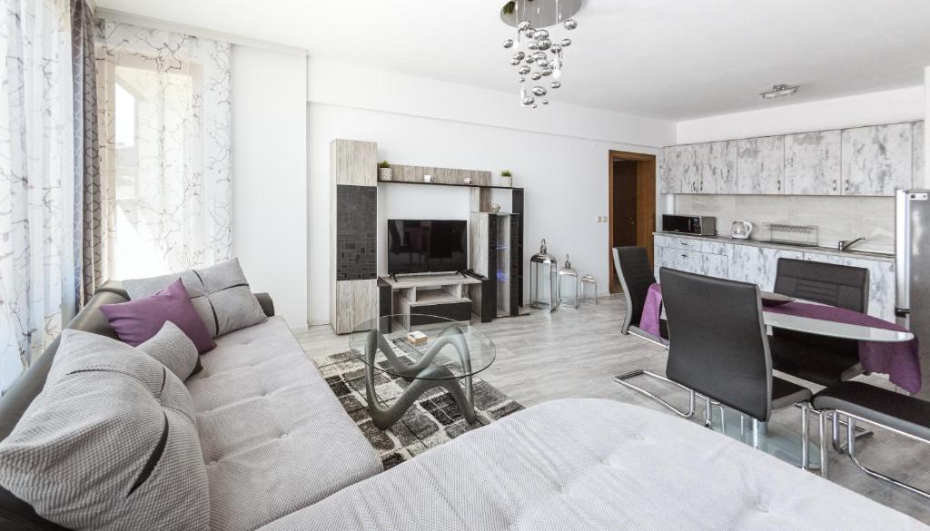 אזור ישיבה ב-NEXT TO GONDOLA. Cosy & Elegant 2 Bedroom apartment in Neon Complex