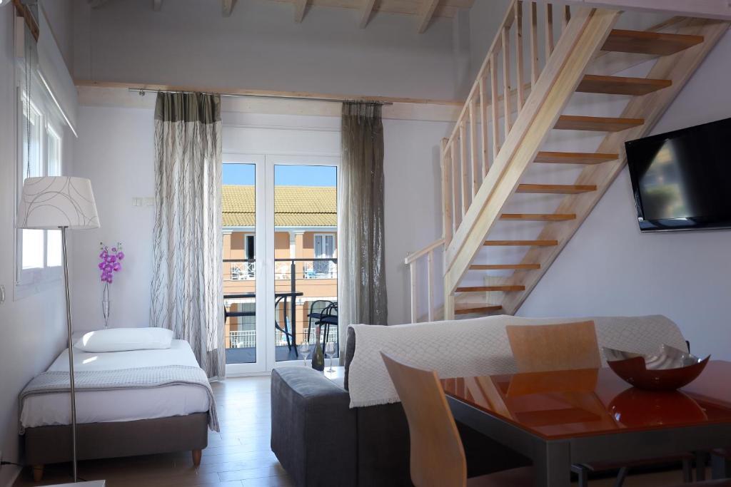 Postel nebo postele na pokoji v ubytování Kavos Plaza Hotel