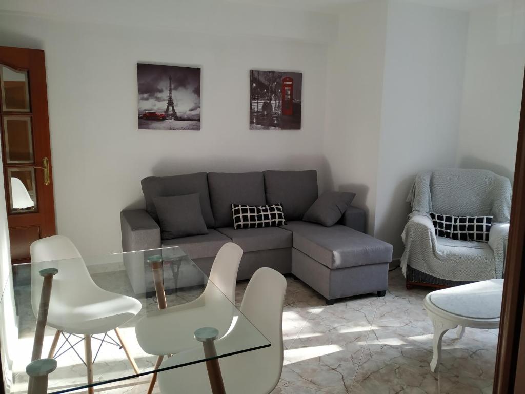 sala de estar con sofá y sillas en ARRECIFE, GARAJE Y WIFI GRATIS JUNTO PUENTE ROMANO, en Córdoba