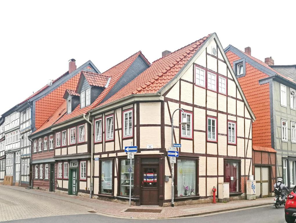 ein großes Gebäude an der Ecke einer Straße in der Unterkunft Altstadt-Ferienwohnungen Wolfenbüttel in Wolfenbüttel