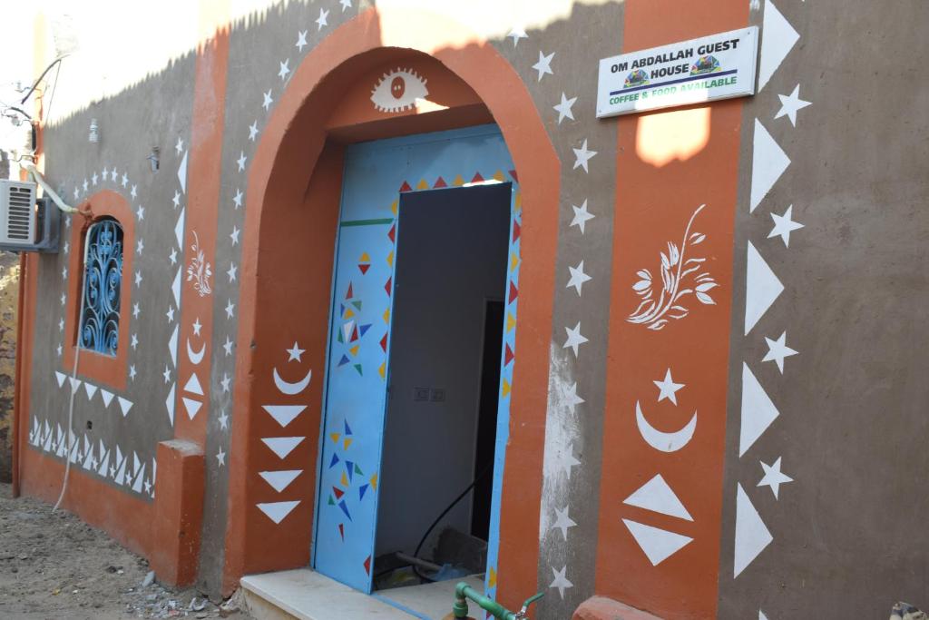 una entrada a un edificio con una puerta azul en Om-Abdallah en Asuán