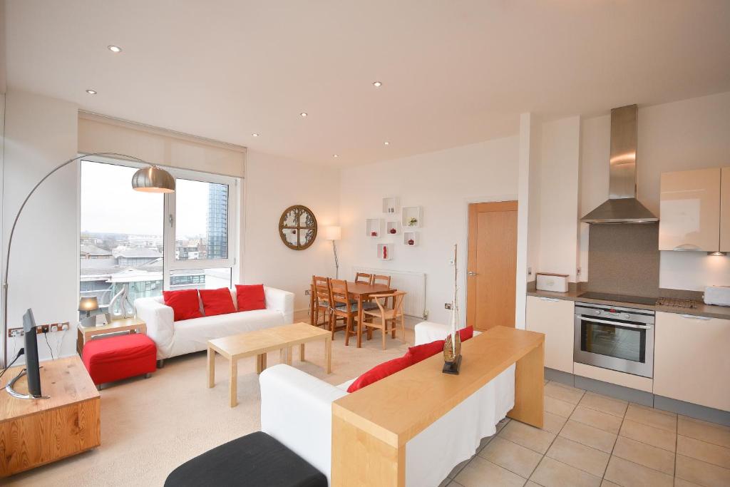 een woonkamer met een bank en een tafel bij Town or Country - Splash B in Southampton