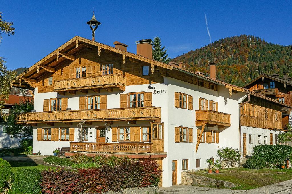 un grande edificio con balconi in legno sopra di Haus Leiter a Reit im Winkl