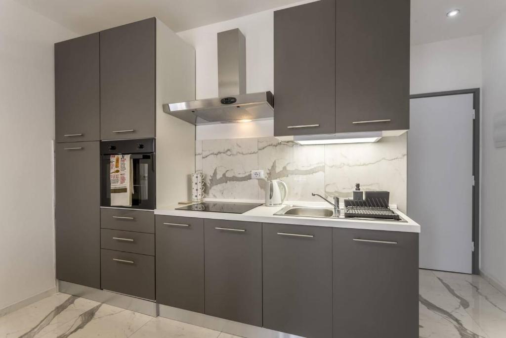 Kuchyň nebo kuchyňský kout v ubytování Royal Gold Apartment