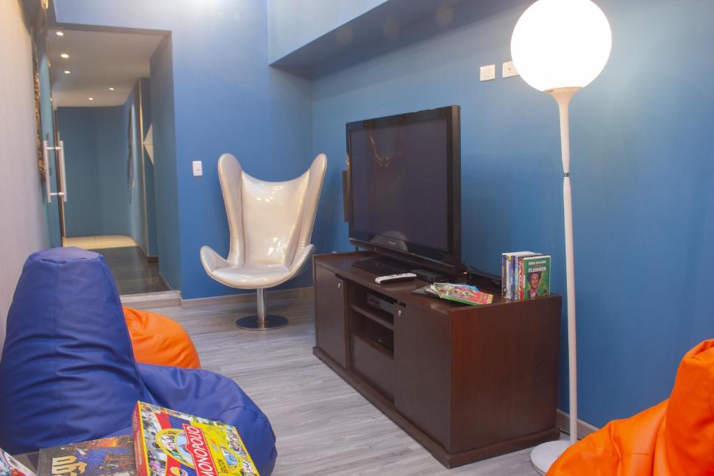 TV a/nebo společenská místnost v ubytování Hotel 104 Art Suites