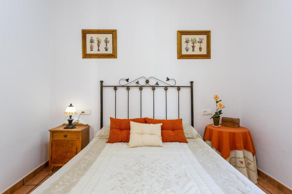 A bed or beds in a room at Cortijo Torrox Escape