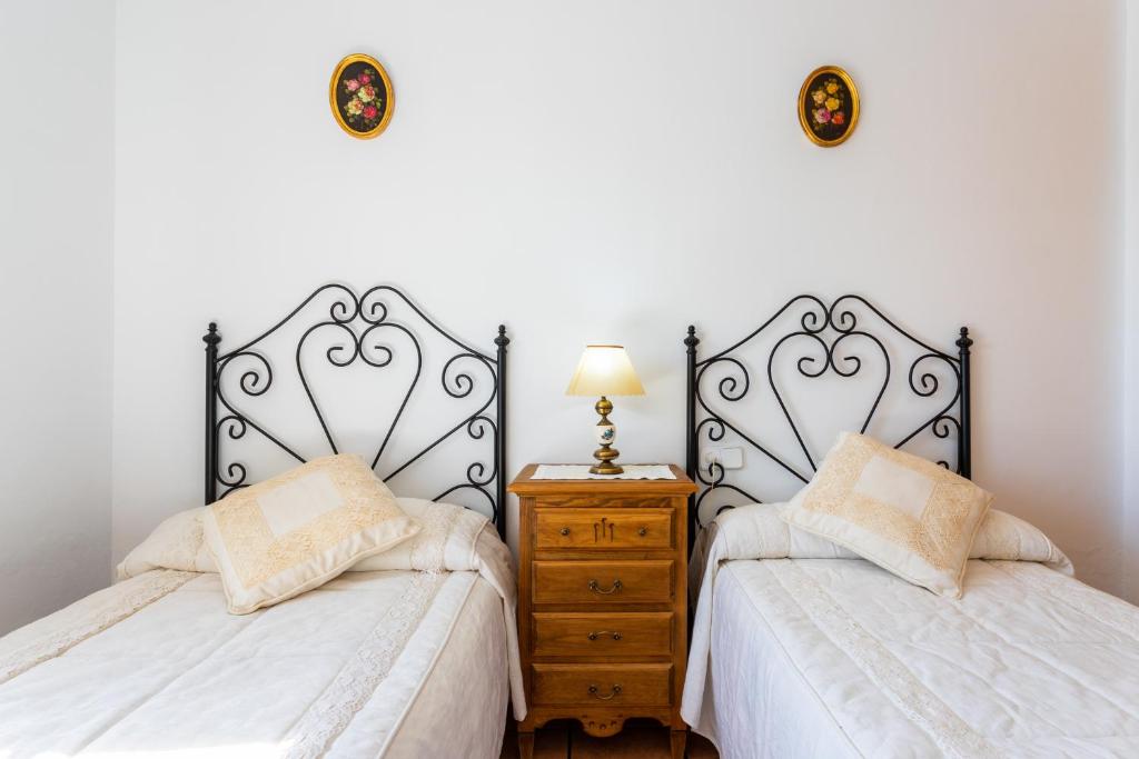 A bed or beds in a room at Cortijo Torrox Escape