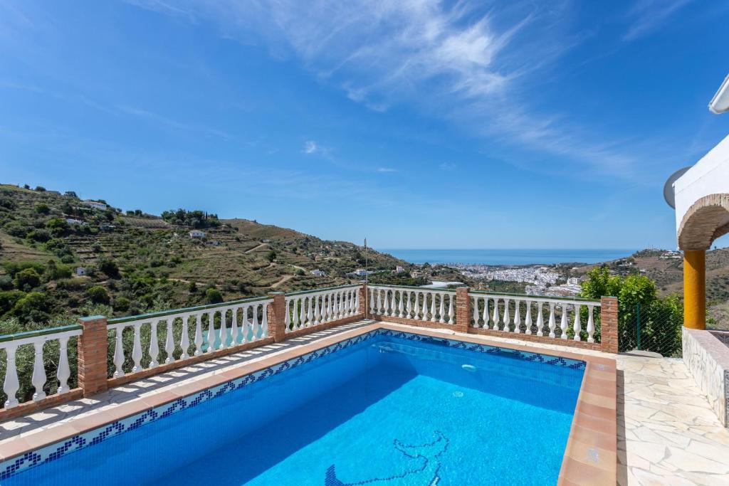 una piscina en el balcón de una casa en Cortijo Tomé, en Torrox