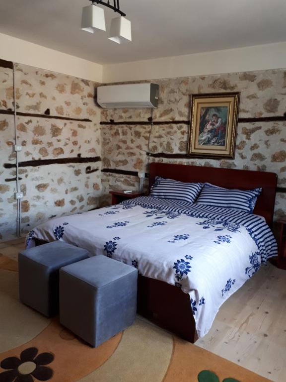 ein Schlafzimmer mit einem Bett mit einer weißen Bettdecke in der Unterkunft Bona's Home in Tushemisht