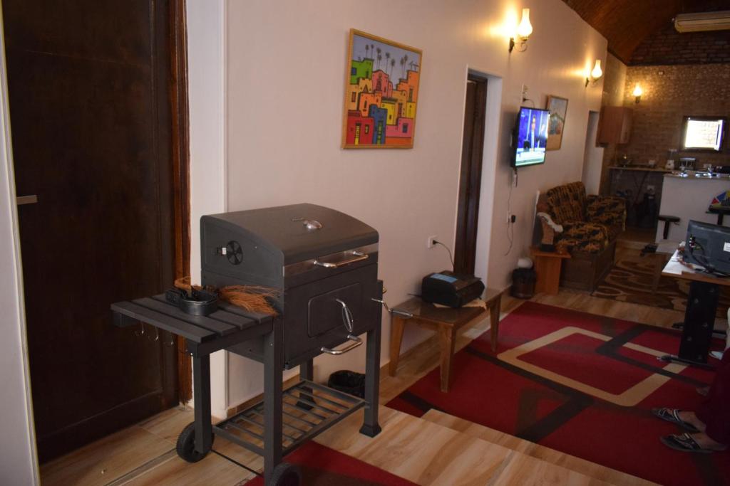 TV a/nebo společenská místnost v ubytování Om-Abdallah
