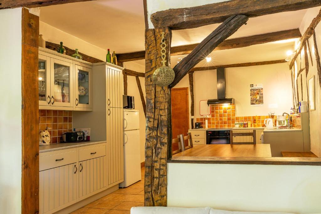 Kuchyň nebo kuchyňský kout v ubytování Peyrouteau, gîte bucolique.