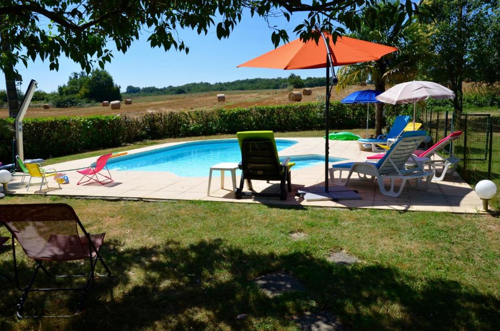 Bazén v ubytování Peyrouteau, gîte bucolique. nebo v jeho okolí