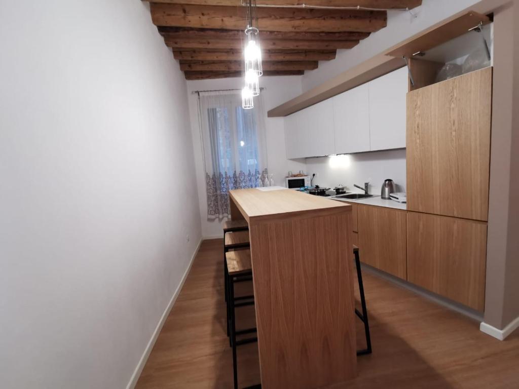 Kuchnia lub aneks kuchenny w obiekcie Deluxe 3 Bedroom Flat in Rialto
