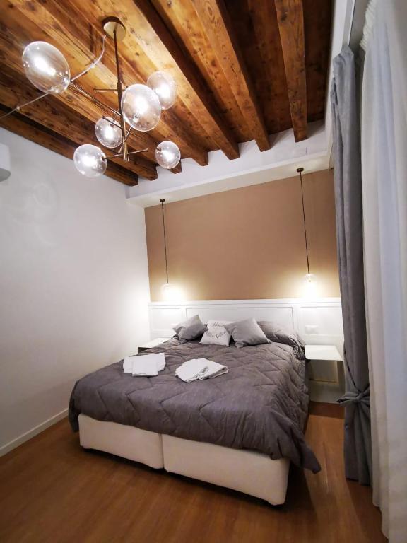 Łóżko lub łóżka w pokoju w obiekcie Deluxe 3 Bedroom Flat in Rialto