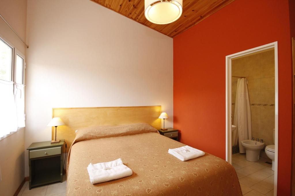 - une chambre avec un lit et 2 serviettes dans l'établissement El Gualicho Hostel, à Puerto Madryn