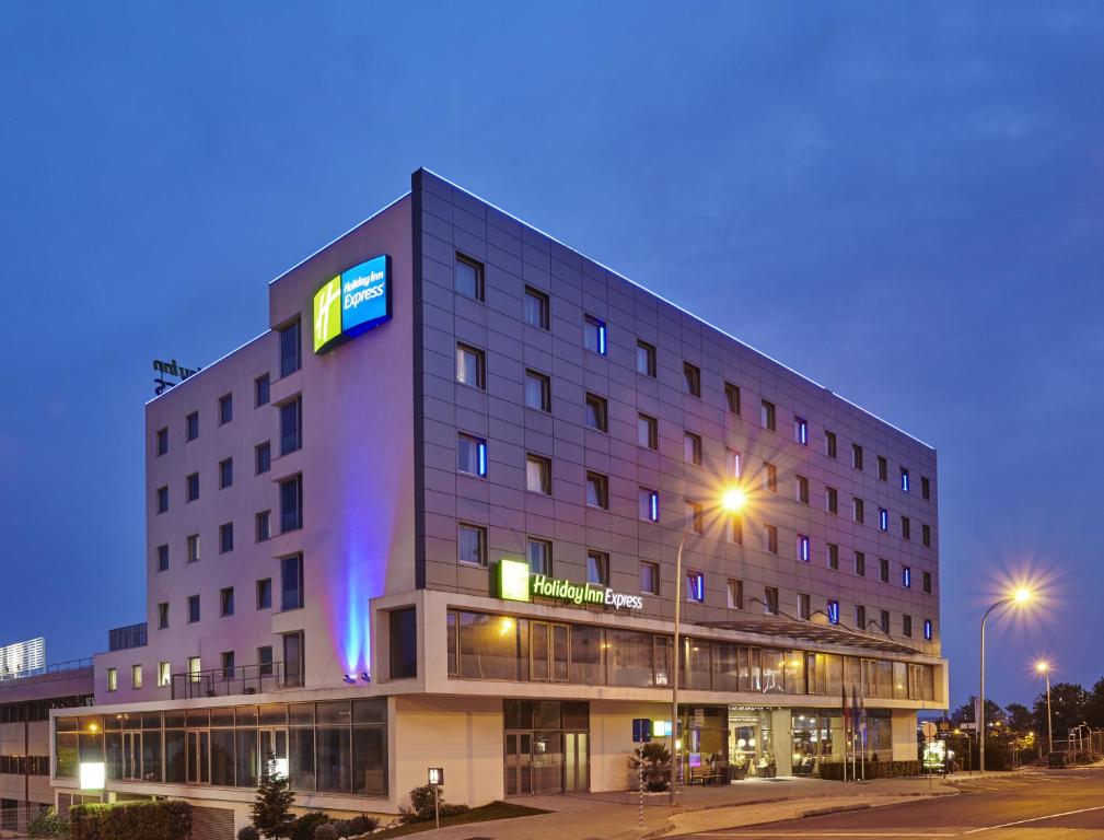 un bâtiment avec un panneau sur son côté dans l'établissement Holiday Inn Express Lisbon Alfragide, an IHG Hotel, à Alfragide