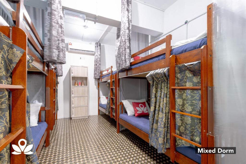Palanda nebo palandy na pokoji v ubytování Island Backpackers
